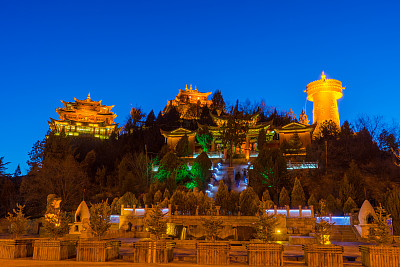 香格里拉中心广场，桂山寺和世界上最大的佛轮，云南省，中国。