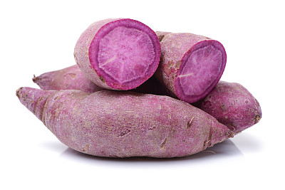 白色背景上的紫色甘薯