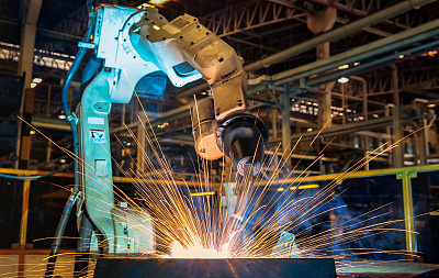 工业机器人正在汽车制造厂试运行焊接
