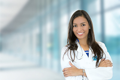 自信的年轻女医生医学专业地位