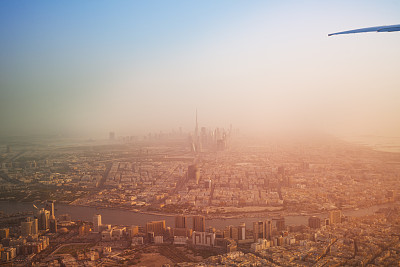 透过飞机窗户俯瞰迪拜的天际线