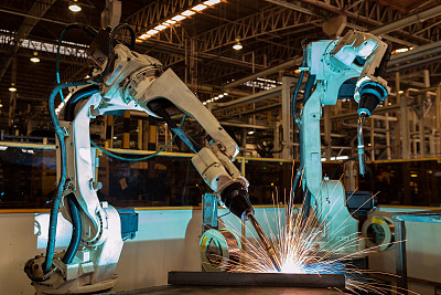 机器人正在汽车厂焊接