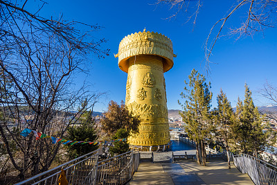 香格里拉中心广场，桂山寺和世界上最大的佛轮，云南省，中国。