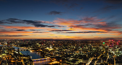 美丽的日落在古老的城市伦敦，英国