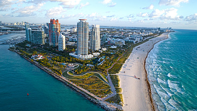 南海滩迈阿密日出空中俯瞰阳光沙滩和海浪