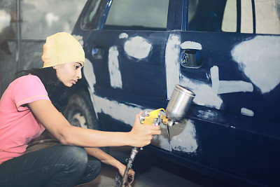 女性涂装汽车