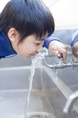 小学生饮水图片大全 小学生饮水设计素材 小学生饮水模板下载 小学生饮水图库 昵图网soso Nipic Com
