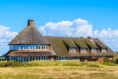 德国Sylt岛西海岸Kampen村典型的茅草屋顶的宾馆和餐厅