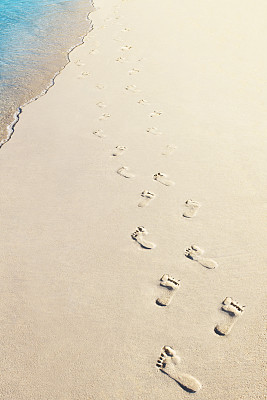 沙滩上有两个人的脚印