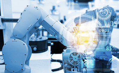 工业物联网和工业4.0概念。摘要蓝色背景的技术图形和自动化无线控制机器人机器在智能工厂具有耀斑光效果。