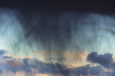 背景图像与闪电和雨多云的天空。