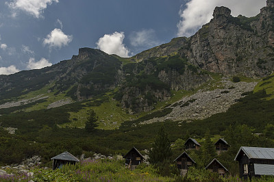 在通往瑞拉山马利奥维查峰的生态步道上，可以看到旧木屋、宿营或客栈旁的平房