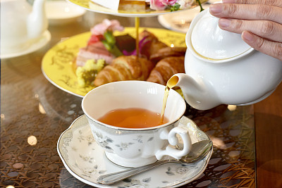 从老茶壶倒茶到茶杯，英国茶时间。