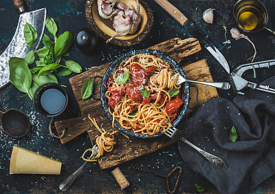 意大利面加番茄和罗勒以及制作意大利面的原料