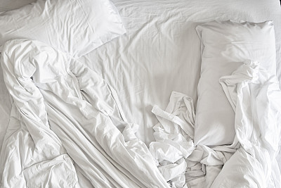 俯视图白色床单和枕头，白色织物褶皱纹理
