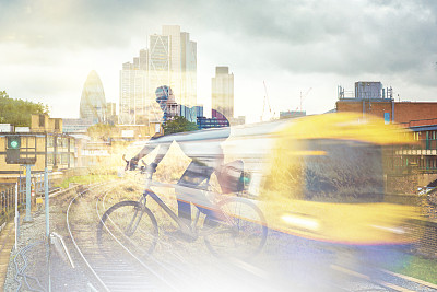 一个骑自行车的年轻人和伦敦城市风景的双重曝光肖像