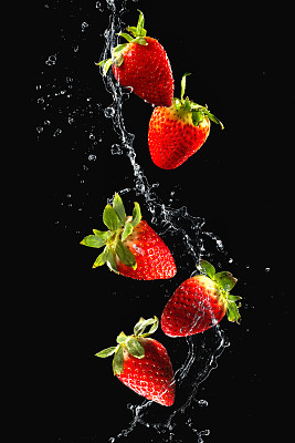 草莓在水中飞溅