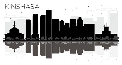 金沙萨市的天际线映衬着黑白剪影。