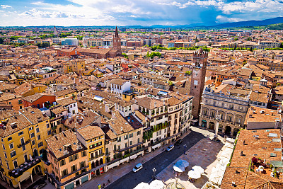 意大利威尼托地区老城的屋顶，从兰伯蒂塔俯瞰维罗纳市