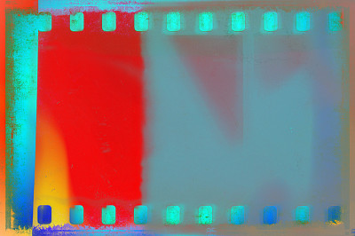 在旧的和损坏的纸张背景上的老式胶片带框架。蓝色和红色调。
