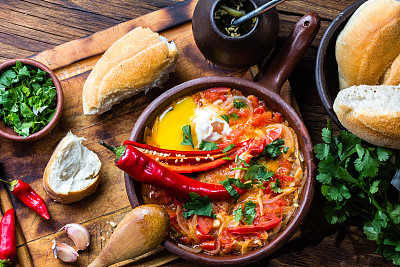 智利的食物。“Picante Caliente”或“辛辣的”，搭配洋葱、番茄、辣椒和鸡蛋