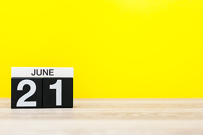 6月21日。月21日，日历以黄色为背景。夏天的一天。文本的空白。天去玩滑板
