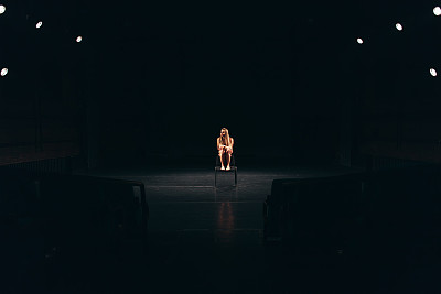 女演员独自在舞台上