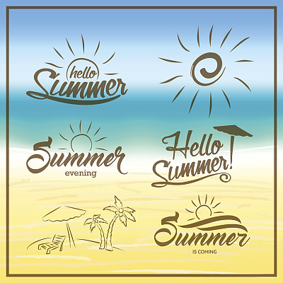 夏季即将来临的文本在模糊的夏季海滩背景。手绘棕榈，沙滩椅和伞。夏季景观作为背景