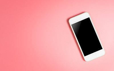 白色智能手机和空白屏幕上的粉色拷贝空间