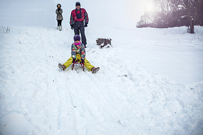 一家人享受雪橇之旅