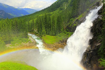 Krimml瀑布景观彩虹，Hohe Tauern瀑布和树林，萨尔茨堡泰洛，奥地利阿尔卑斯山