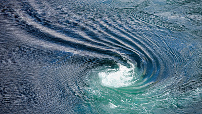 在挪威北部的盐湾，巨大的潮汐漩涡的鸟瞰图