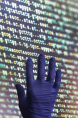 手拉手指向黑色背景的DNA密码
