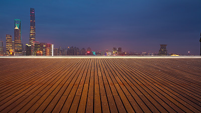 空木地板表面与上海外滩现代城市地标建筑天际线