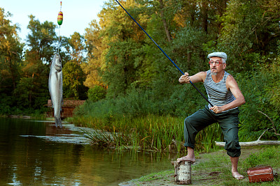 老爷爷在钓鱼。