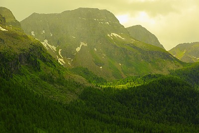 田园诗般的Falzarego山口和Lagazuoi顶峰山脉在春天，戏剧性的全景和雄伟的Dolomites日落，意大利泰洛阿尔卑斯山