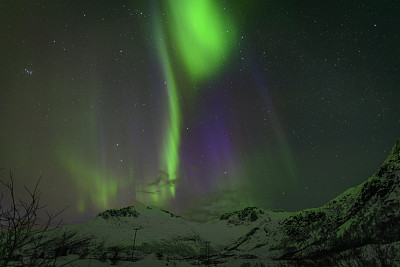 挪威罗浮敦群岛山上的北极光