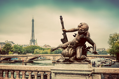 法国巴黎亚历山大三世桥上的雕像。塞纳河和埃菲尔铁塔。