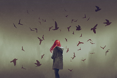 红头发的女人站在一群鸟中间