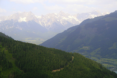 道路上泽尔看到山谷和山脉景观鸟瞰图，Tirol景观在奥地利萨尔茨堡土地，奥地利