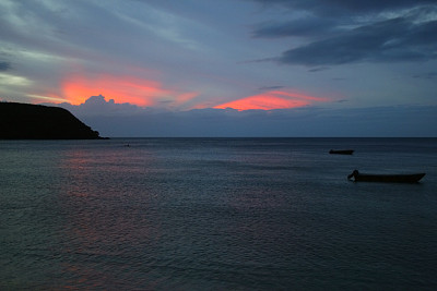 船和热带天堂在戏剧性的黎明:梦幻般的沙子荒芜的绿松石海滩和棕榈树，田园诗般的Yasawas，斐济群岛