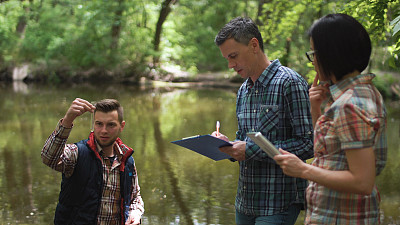 三位科学家正在探索湖中的水