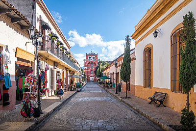 行人街和德尔卡门拱门塔-圣克里斯托巴尔·德·拉斯卡萨斯，恰帕斯，墨西哥