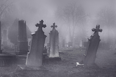 雾气弥漫的夜晚，一个阴森恐怖的墓地