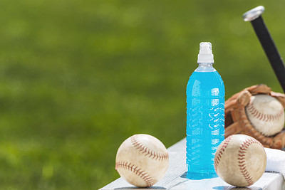 浅蓝色运动饮料与垒球设备长凳