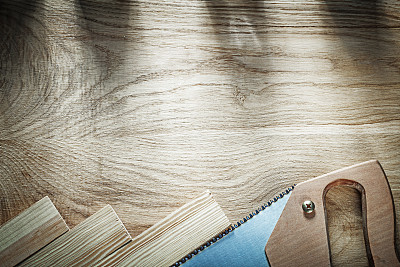 不锈钢钢锯木材上的木板构造概念