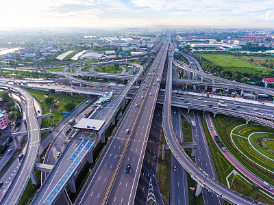 鸟瞰图繁忙的高速公路枢纽上午在曼谷，泰国
