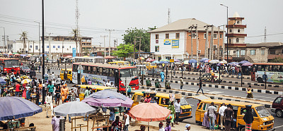 Ikorodu繁忙的市场街道。拉各斯,尼日利亚