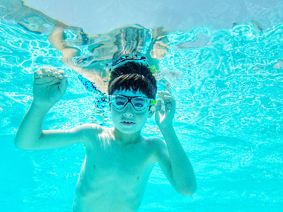 男孩在水下游泳