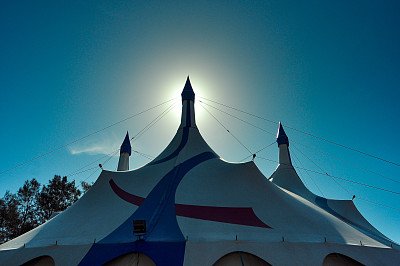 阳光下的马戏团帐篷